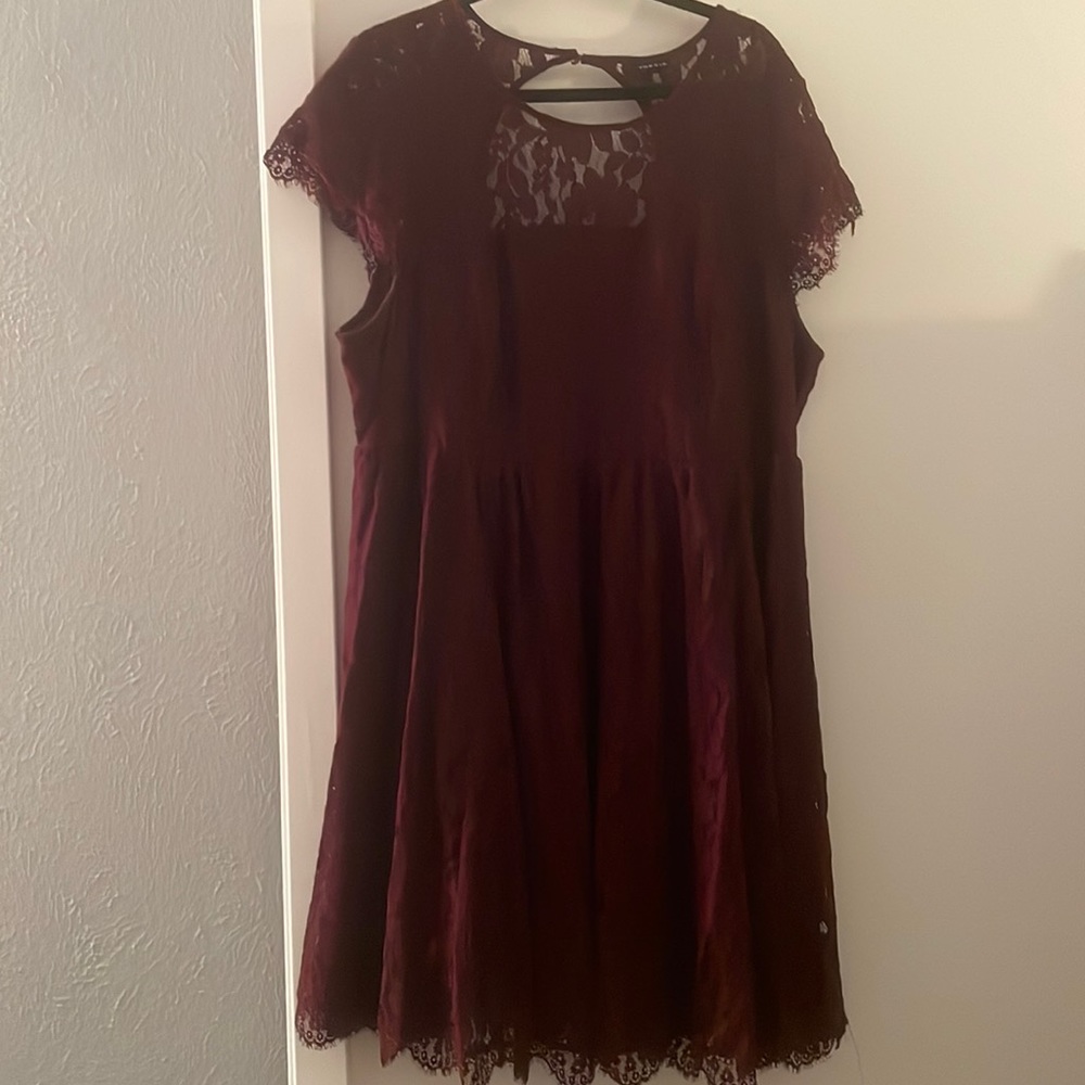 Lace dress with keyhole back